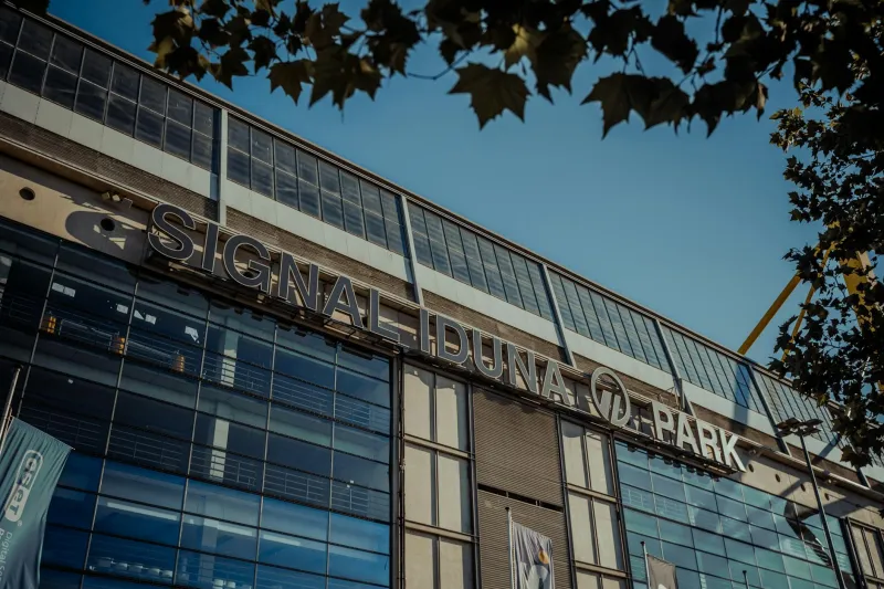 Die Rentner-Klausel: Warum Bundesliga-Verträge 2026 immer öfter geheime Ausstiegsoptionen für Klubs enthalten